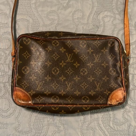 Louis Vuitton Monogram Leather Vintage Camera Bag - Picture 4 of 12